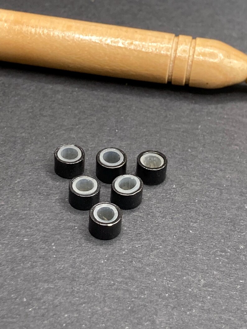 Kit de crochet + 6 cuentas en marrón claro, blanco o negro (a elegir). Cuentas para sujetar plumas, pelo o hebras de colores. Negro