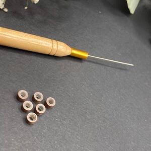 Kit de crochet + 6 cuentas en marrón claro, blanco o negro (a elegir). Cuentas para sujetar plumas, pelo o hebras de colores. imagen 7