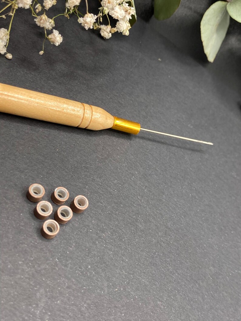 Kit de crochet + 6 cuentas en marrón claro, blanco o negro (a elegir). Cuentas para sujetar plumas, pelo o hebras de colores. imagen 7