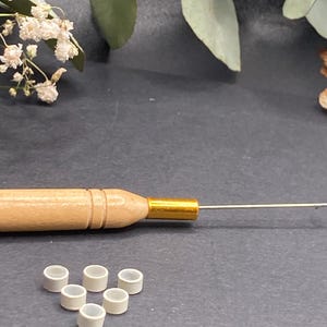 Kit de crochet + 6 cuentas en marrón claro, blanco o negro (a elegir). Cuentas para sujetar plumas, pelo o hebras de colores. Blanco