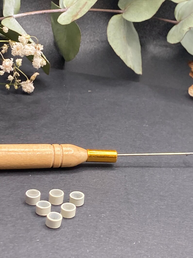 Kit de crochet + 6 cuentas en marrón claro, blanco o negro (a elegir). Cuentas para sujetar plumas, pelo o hebras de colores. Blanco