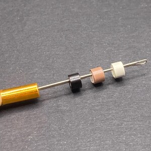 Kit de crochet + 6 cuentas en marrón claro, blanco o negro (a elegir). Cuentas para sujetar plumas, pelo o hebras de colores. imagen 2