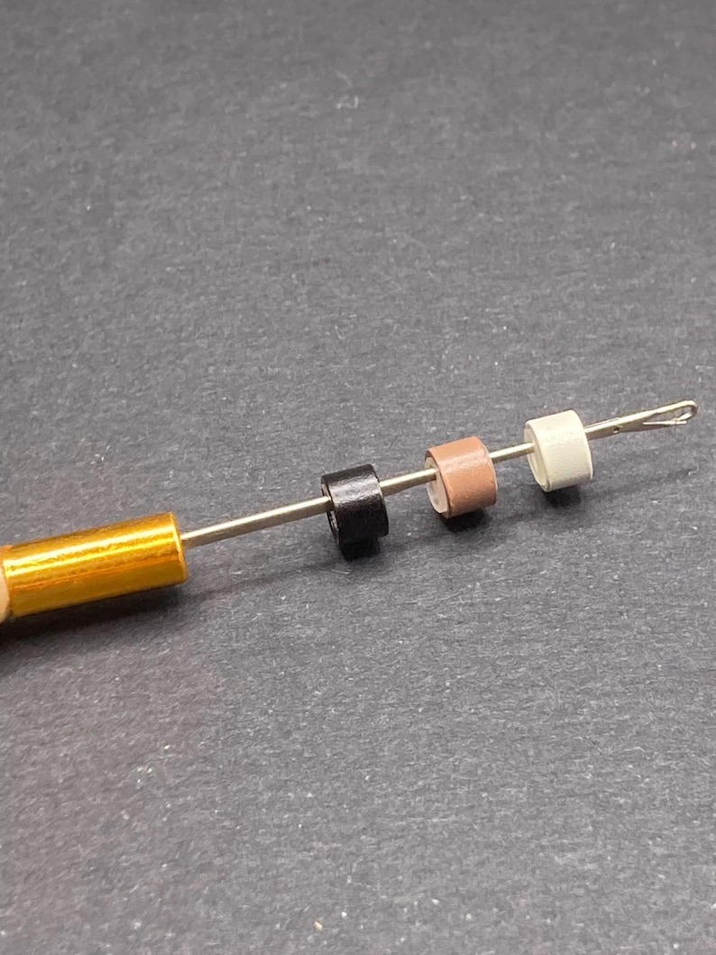 Kit de crochet + 6 cuentas en marrón claro, blanco o negro (a elegir). Cuentas para sujetar plumas, pelo o hebras de colores. imagen 2