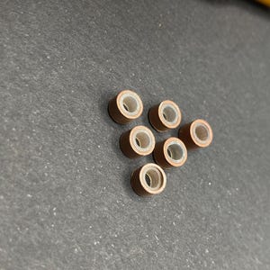 Kit de crochet + 6 cuentas en marrón claro, blanco o negro (a elegir). Cuentas para sujetar plumas, pelo o hebras de colores. imagen 6