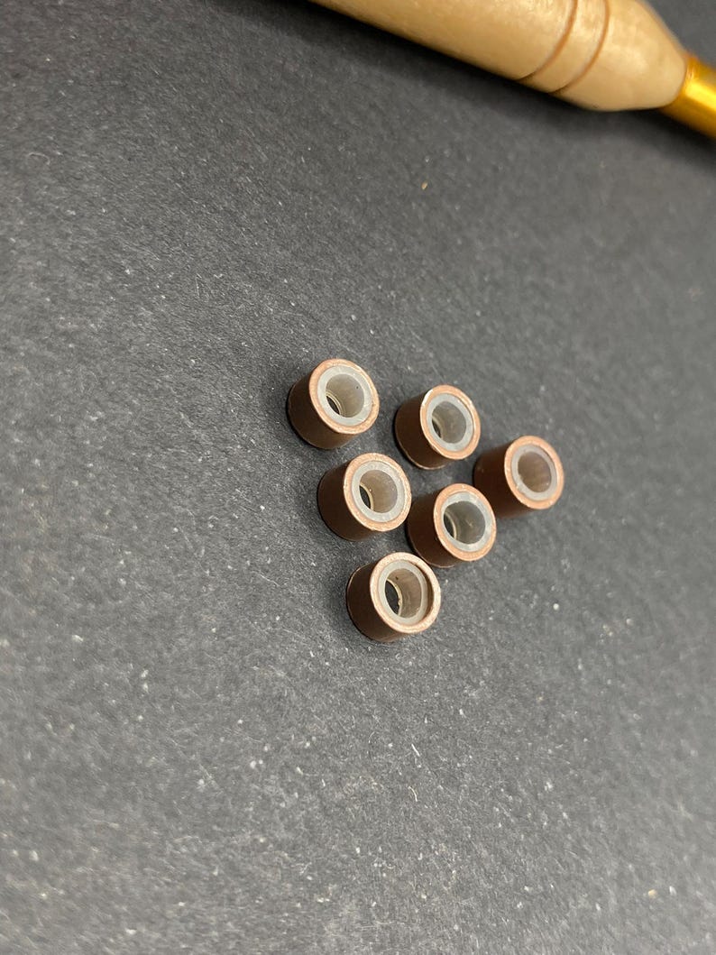 Kit de crochet + 6 cuentas en marrón claro, blanco o negro (a elegir). Cuentas para sujetar plumas, pelo o hebras de colores. imagen 6