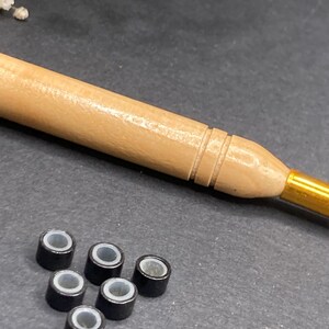 Kit de crochet + 6 cuentas en marrón claro, blanco o negro (a elegir). Cuentas para sujetar plumas, pelo o hebras de colores. imagen 10