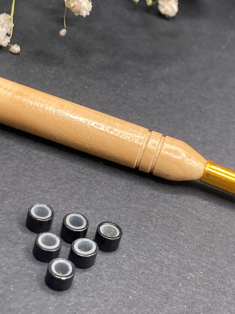 Kit de crochet + 6 cuentas en marrón claro, blanco o negro (a elegir). Cuentas para sujetar plumas, pelo o hebras de colores. imagen 10