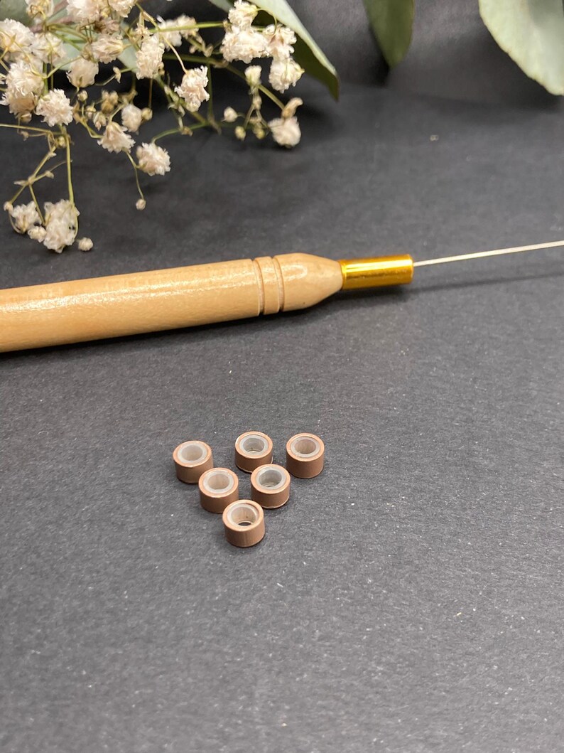 Kit de crochet + 6 cuentas en marrón claro, blanco o negro (a elegir). Cuentas para sujetar plumas, pelo o hebras de colores. Marrón