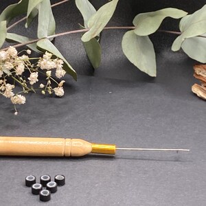 Kit de crochet + 6 cuentas en marrón claro, blanco o negro (a elegir). Cuentas para sujetar plumas, pelo o hebras de colores. imagen 13