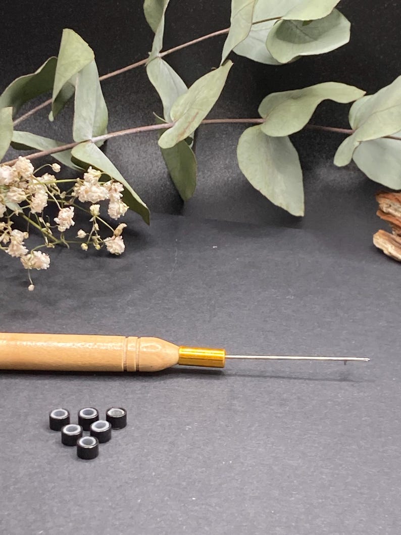 Kit de crochet + 6 cuentas en marrón claro, blanco o negro (a elegir). Cuentas para sujetar plumas, pelo o hebras de colores. imagen 13