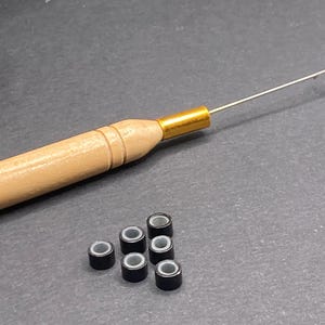 Kit de crochet + 6 cuentas en marrón claro, blanco o negro (a elegir). Cuentas para sujetar plumas, pelo o hebras de colores. imagen 11