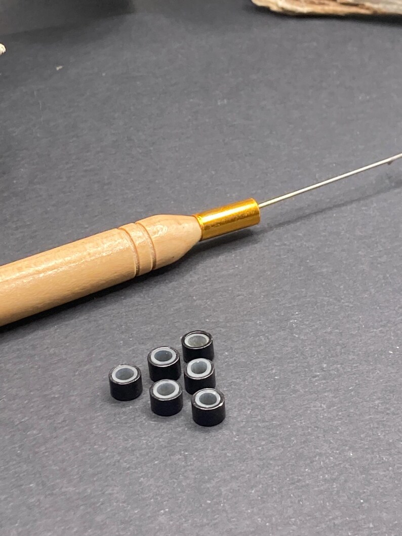 Kit de crochet + 6 cuentas en marrón claro, blanco o negro (a elegir). Cuentas para sujetar plumas, pelo o hebras de colores. imagen 11