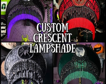 Può includere: Quattro paralumi a mezzaluna personalizzati in vari colori. I paralumi presentano una forma a mezzaluna con frange ed elementi decorativi. Il testo "CUSTOM CRESCENT LAMPSHADE" è visualizzato al centro. I paralumi sono neri, rossi, viola e verdi.