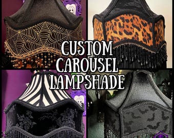 Può includere: Un collage di quattro paralumi a carosello personalizzati. I paralumi presentano vari design, tra cui ragnatele, stampa leopardata, strisce bianche e nere e pipistrelli. Ogni paralume ha un bordo unico e frange di perline, con il testo "CUSTOM CAROUSEL LAMPSHADE" al centro.