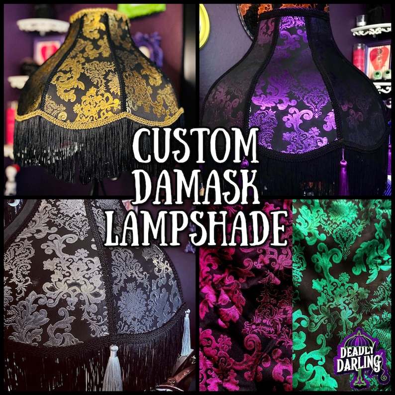 Pu&ograve; includere: Un collage di paralumi damascati personalizzati in vari colori. I paralumi presentano motivi ornati e finiture con frange. I colori includono oro, viola, nero, argento, rosa e verde. Il testo "CUSTOM DAMASK LAMPSHADE" &egrave; visualizzato al centro.