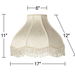 Pu&ograve; includere: Paralume color crema con motivo floreale e frange. Il paralume &egrave; alto 28 cm, largo 43 cm e diagonale 30 cm. La parte superiore &egrave; larga 15 cm. Il design &egrave; classico ed elegante.