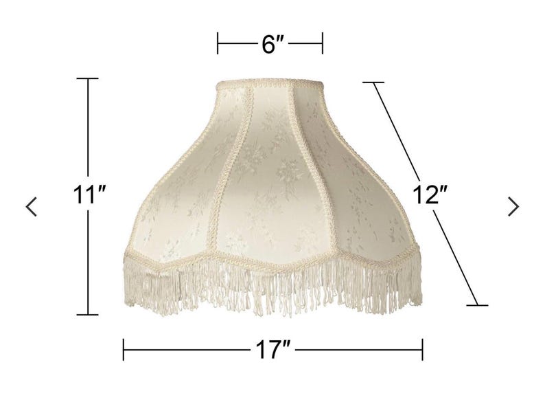 Pu&ograve; includere: Paralume color crema con motivo floreale e frange. Il paralume &egrave; alto 28 cm, largo 43 cm e diagonale 30 cm. La parte superiore &egrave; larga 15 cm. Il design &egrave; classico ed elegante.
