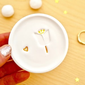 Personalised white tulip ring, trinket dish, handmade from white clay. With a hand stamped tulip, with a gold stem and yellow stamen and gold love heart. Gift for nature lovers. Gift for her- for weddings, birthdays, anniversaries, Mother's Day.