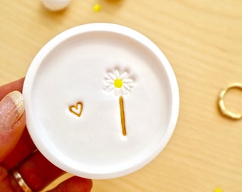 Personalised Daisy Flower Ring Dish, Tiny Ring Dish, Mini Trinket Dish, Birthday Gift Her, Tiny Cute, Keepsake Gift by janeBprints