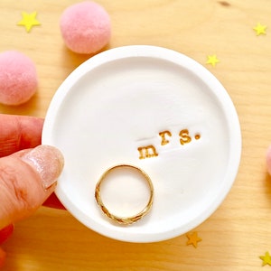 Personalised Mrs Ring Dish, Mini Trinket Dish, Wedding, Anniversary Keepsake, Engagement Gift, Congratulations Gift For Her by janeBprints Bild 2