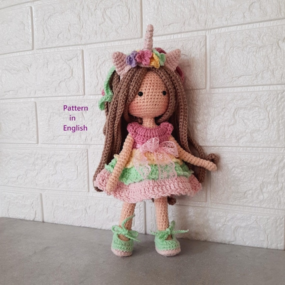 Modèle de poupée au crochet Bella en costume de licorne (Modèle