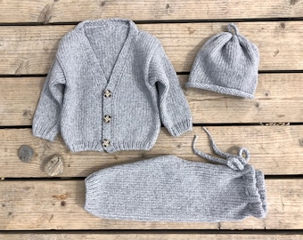 Conjunto infantil Mako em malha cinza de algodão: casaquinho, calça e gorro.