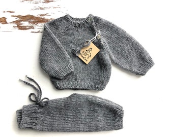 Conjunto de bebé de punto de lana merino gris oscuro, jersey y pantalón.