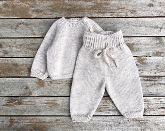 Conjunto de bebê em lã merino tricotada: suéter e calça bege
