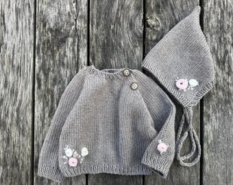 Conjunto bordado com gorro e blusa de lã tricotada com rosas para bebê menina, estilo boho, modelo raglan, em lã merino. Ideal para recém-nascidos e crianças pequenas. Cor marrom e ideal para prematuros.