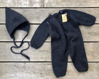 Conjunto de macacão e touca de bebê em tricô de lã merino e alpaca