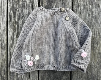 Suéter raglan de lã tricotada com rosas bordadas para bebê menina, estilo boho, em lã merino, para recém-nascidos e crianças pequenas, na cor marrom, ideal para prematuros.
