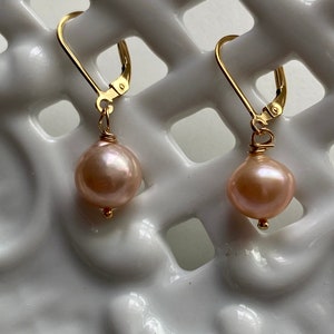 Edison pearl earrings - highly iridescent nacre- Mauve hue - 9.5mm - Frosted teardrops - vintage pearls- 14k gold filled Lever back earrings