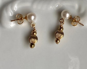 Pendientes vintage de perlas de Akoya: pendientes de cuentas acanaladas bañadas en oro de 14 k