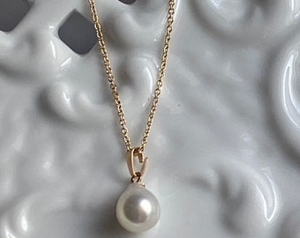 VINTAGE 8.6mm Akoya  teardrop pearl pendant necklace on a 20” 14k gold filled chain. Custom length no charge.