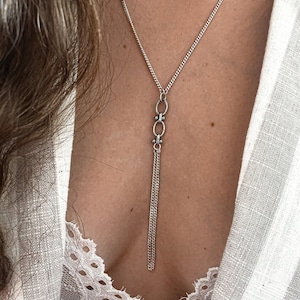 Può includere: Un set di tre tazze in ceramica con finitura opaca e macchiettata. Le tazze sono nei toni del crema, grigio chiaro e grigio scuro. Ogni tazza ha un design semplice e un manico arrotondato. Per caffè o tè.