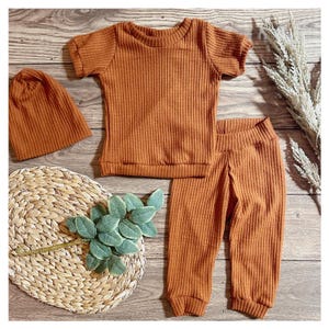 Ropa de estar por casa - Conjunto de estar por casa - Conjunto de ropa para bebé - Conjunto de ropa para niño pequeño - Ropa de bebé suave y cómoda - Conjunto de pijama - Ropa de punto gofre - Color óxido