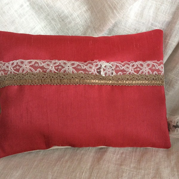 Coussin porte alliances dentelle taupe, soie rose et écru