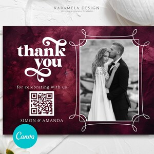 Peut inclure: Carte de remerciement de mariage bordeaux avec le texte blanc « merci » et « de célébrer avec nous ». Une photo en noir et blanc d'un couple est à droite. La carte comprend un code QR et les noms « Simon & Amanda ».