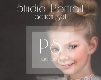 Può includere: Set di azioni Photoshop Studio Portrait. Una ragazza con i capelli biondi e gli occhi azzurri sorride alla telecamera. Indossa un abito bianco di pizzo con un fiocco.