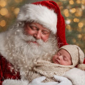 Könnte beinhalten: Ein digitaler Hintergrund mit dem Weihnachtsmann, der ein schlafendes Baby hält. Der Weihnachtsmann trägt einen roten Anzug und Hut mit weißem Besatz, und das Baby ist in eine beige Strickdecke und einen Hut gewickelt. Der Hintergrund hat verschwommene goldene Lichter.