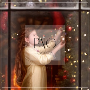 Puede incluir: Una niña con un camisón amarillo decora un árbol de Navidad con un adorno dorado. El árbol está decorado con luces y adornos rojos. La niña está de pie frente a una ventana con un fondo borroso.