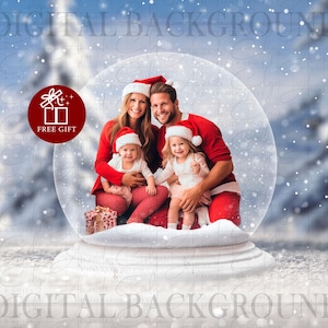 Könnte beinhalten: Ein digitaler Hintergrund mit einer Schneekugel, die eine vierköpfige Familie mit rot-weißen Weihnachtsmützen und roter Kleidung zeigt. Die Familie sitzt auf einem verschneiten Sockel neben einem Geschenk vor einem winterlichen Wald.