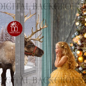 Puede incluir: Un fondo digital que muestra un reno con grandes astas y un arnés rojo frente a una ventana, y una niña pequeña de cabello rubio con un vestido dorado de pie en el interior cerca de un árbol de Navidad con luces brillantes.
