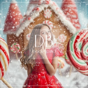 Puede incluir: Una niña con un vestido rojo con brillantina se encuentra frente a una casa de jengibre y bastones de caramelo. El fondo es una escena de invierno nevada.