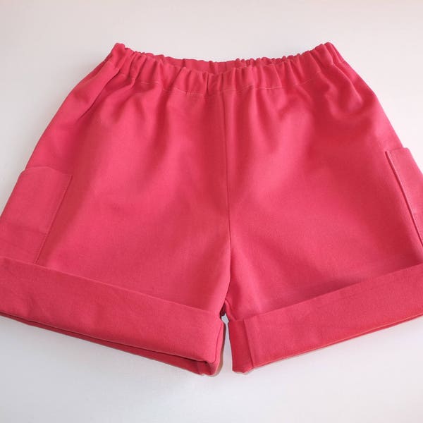 SHORT pour fille, en COTON BIOLOGIQUE, coloris rouge-corail-clair, revers et 2 poches fantaisie. Taille 6 ans (2ans, 4ans, 8 ans