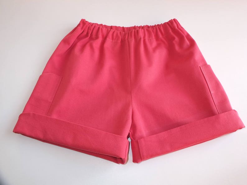 SHORT pour fille, en COTON BIOLOGIQUE, coloris rouge-corail-clair, revers et 2 poches fantaisie. Taille 6 ans 2ans, 4ans, 8 ans image 1