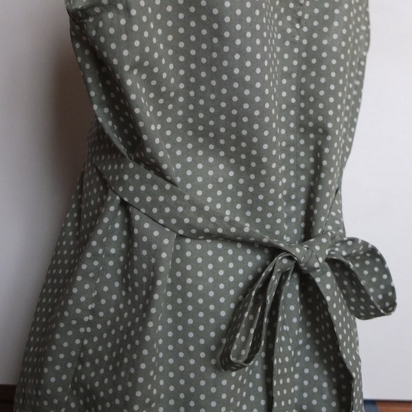 Blouse fille 8 ans, COTON BIOLOGIQUE vert anglais pois blancs, sans manches, ceinture nouée dos, empiècement boutonné dos, plis devant