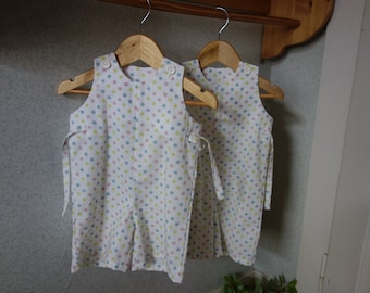 baby overalls, BIOLOGIQUE COTON,white poplin with blue blue aniseed polka dots, scalable sizes 3, 6 months, buttoning shoulders, legs pantacourt