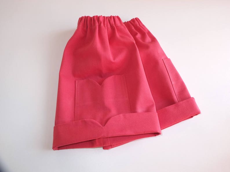 SHORT pour fille, en COTON BIOLOGIQUE, coloris rouge-corail-clair, revers et 2 poches fantaisie. Taille 6 ans 2ans, 4ans, 8 ans image 2
