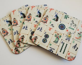 Fyra stycken underlägg med benmönster från mitten av århundradet och Mahjong-tema